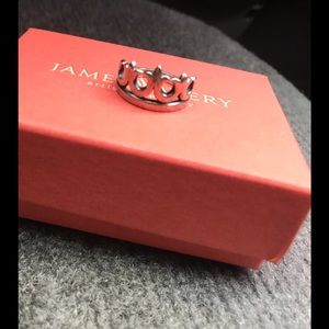 James Avery ring 👸🏻💕 size 7!!!